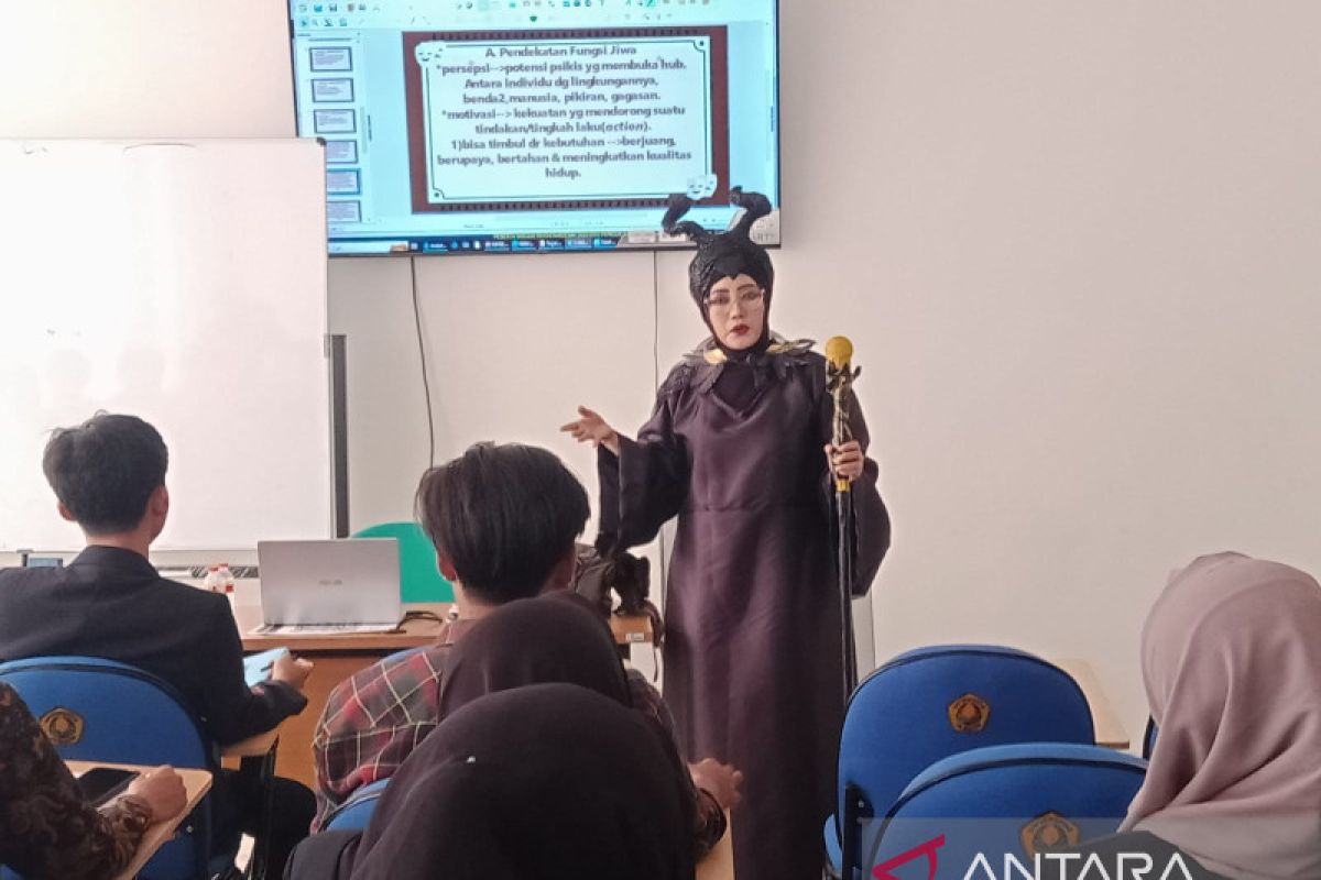 Kisah dosen viral, Angel yang selalu memakai cosplay eksentrik saat mengajar