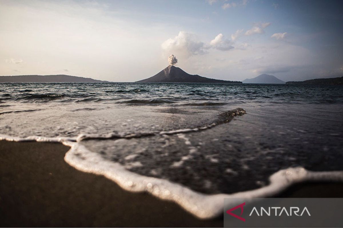 Rabu dini hari, Gunung Anak Krakatau lontarkan abu setinggi 600 meter