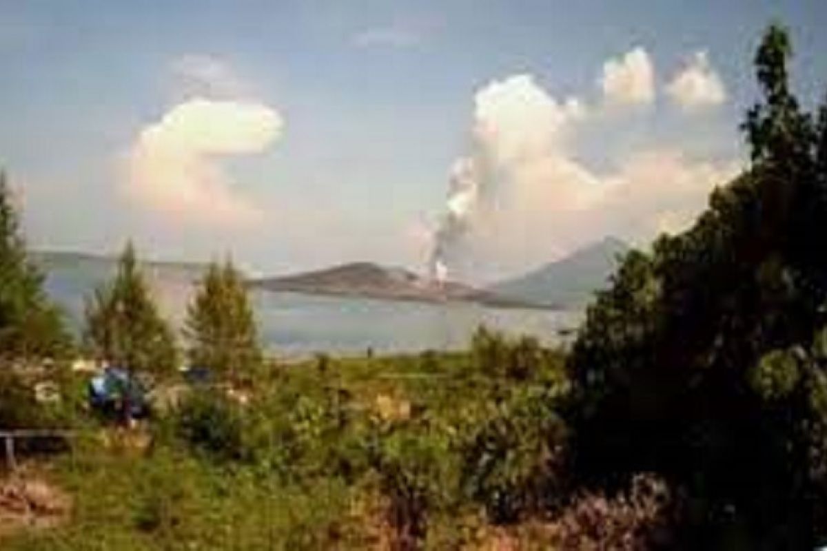 Gunung Anak Krakatau erupsi setinggi 500 meter