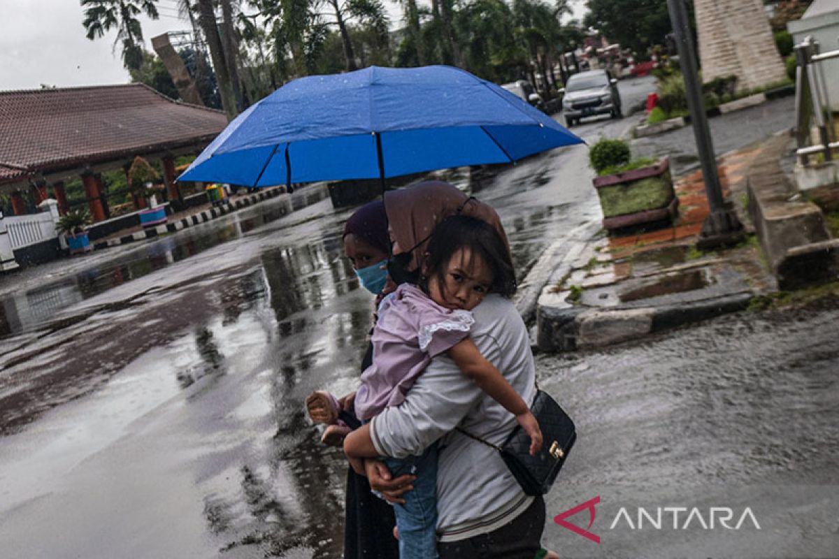 Sebagian kota besar Indonesia diprakirakan hujan ringan