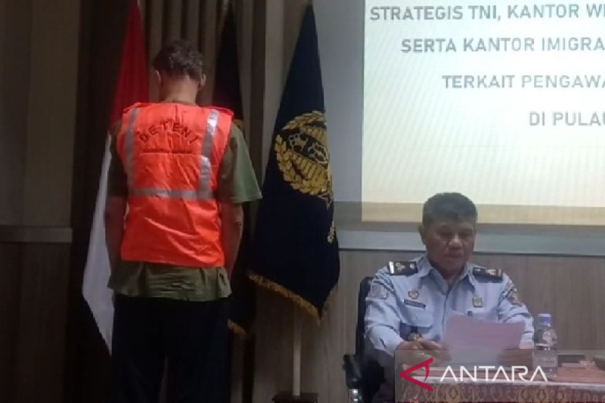 Jadi karyawan supermarket di Mataram, WNA Belanda dideportasi