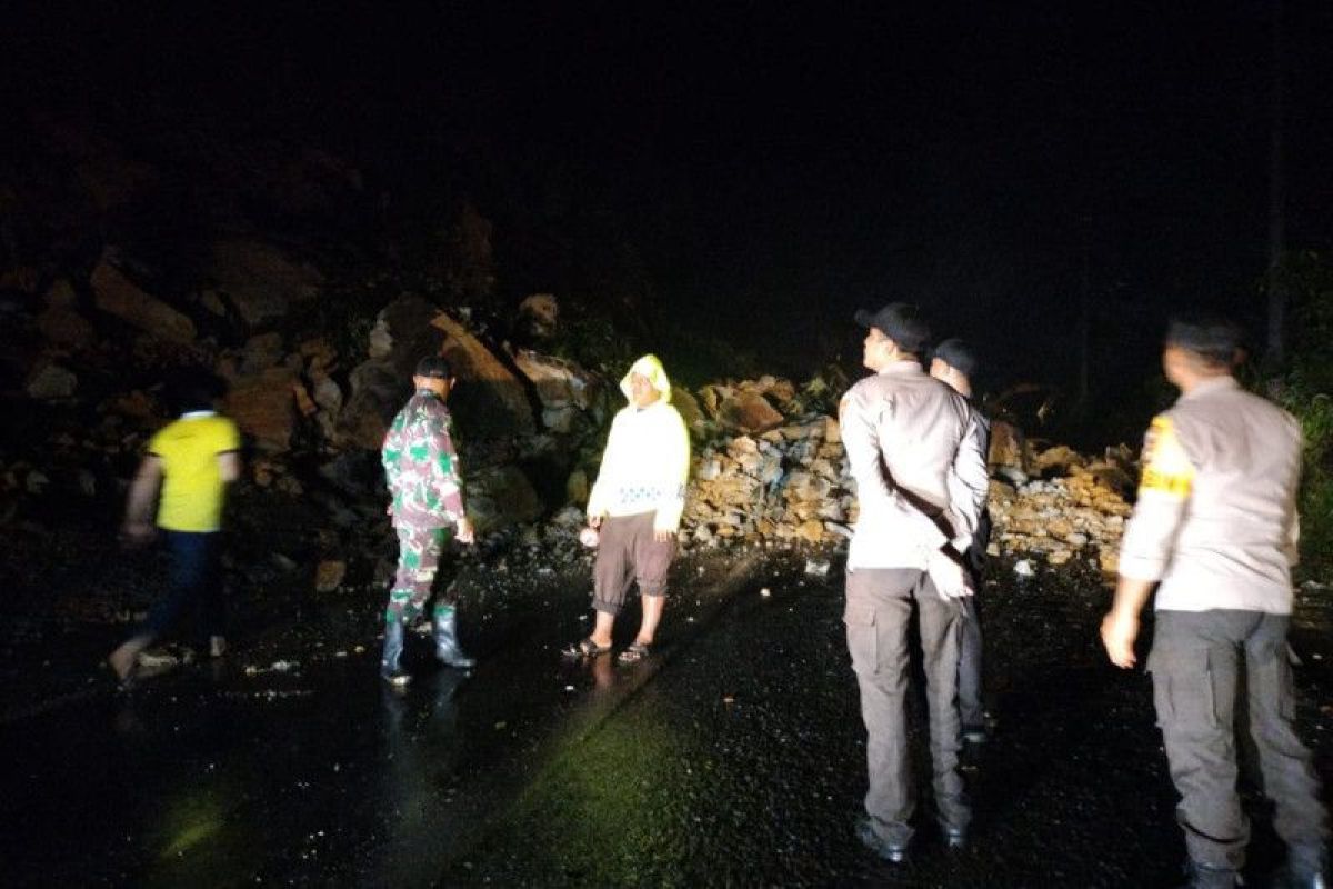 Jalan lintas Sumbar-Riau di Kampar longsor akibat hujan deras