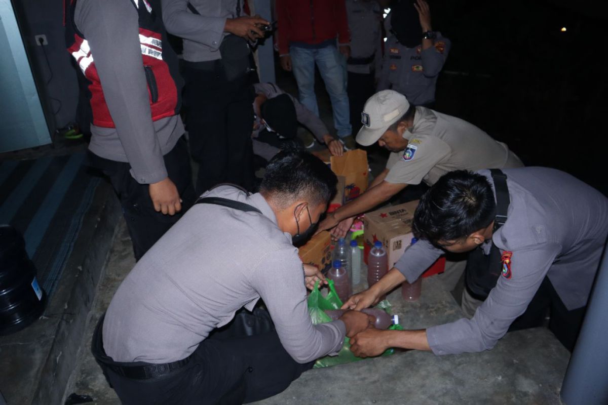 Ratusan botol minuman keras di Mandalika disita hingga "pesta" gagal