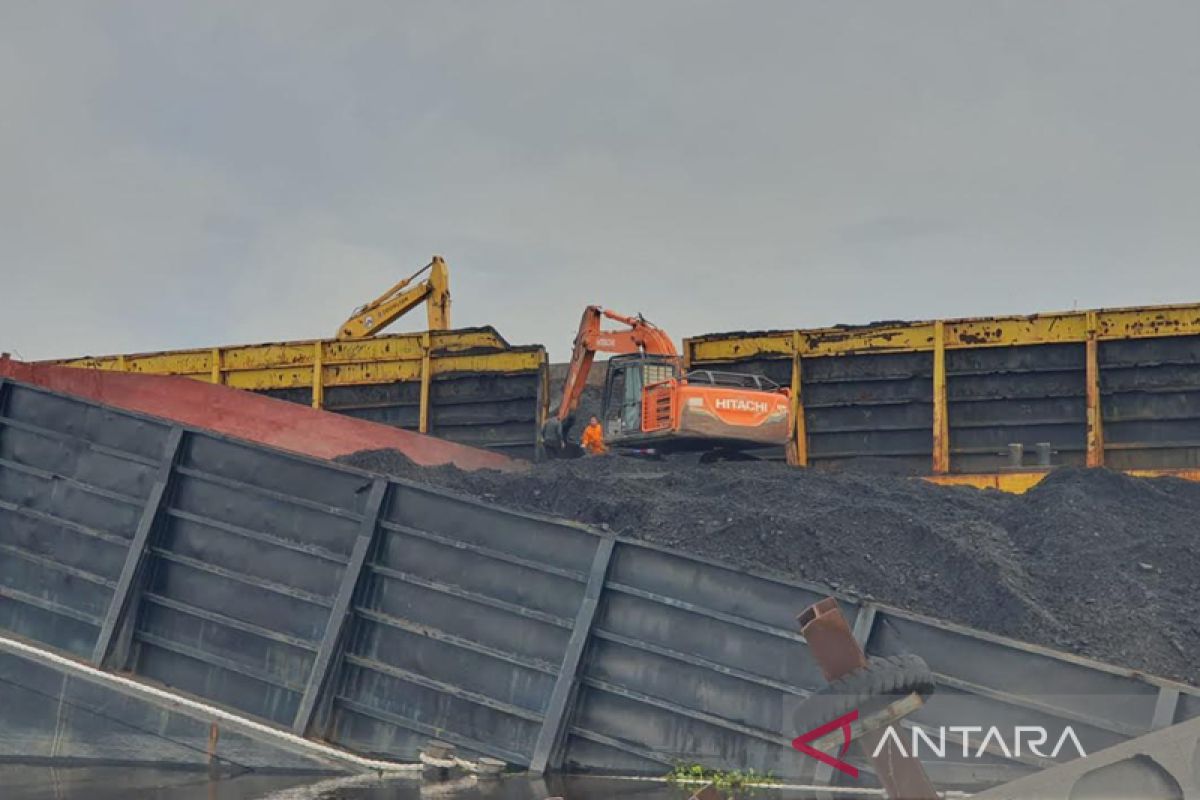 PT SPMT evakuasi tongkang terbelah di Sungai Napu di Bartim