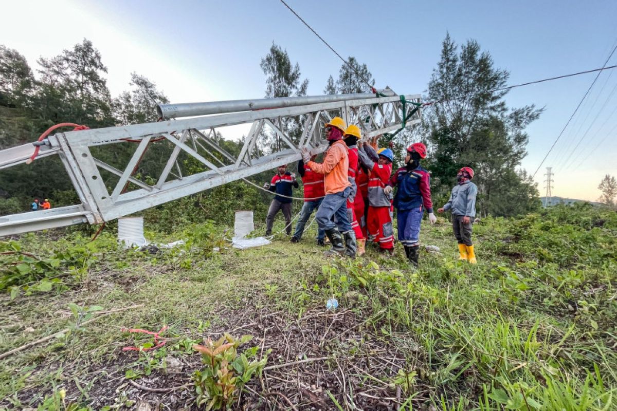 PLN bangun menara darurat jaga kelancaran pasokan listrik di Pulau Timor