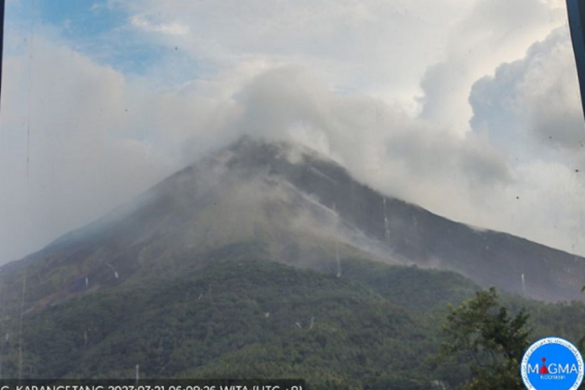 Guguran lava masih meluncur dari kawah Karangetang