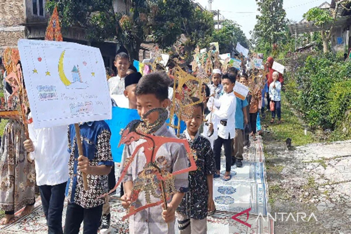 Sambut Ramadhan, ratusan siswa Boyolali bawa wayang kulit gelar kirab