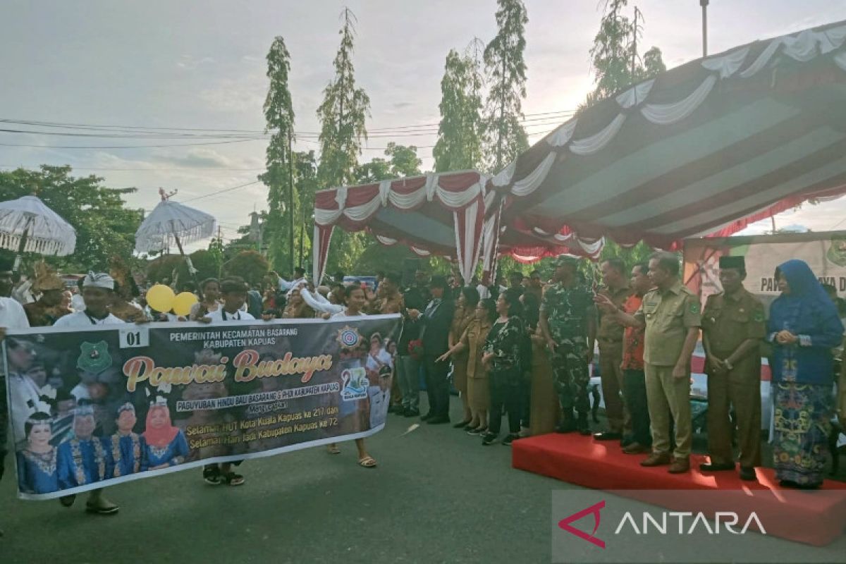 Pawai budaya HUT Kapuas jadi suguhan menarik