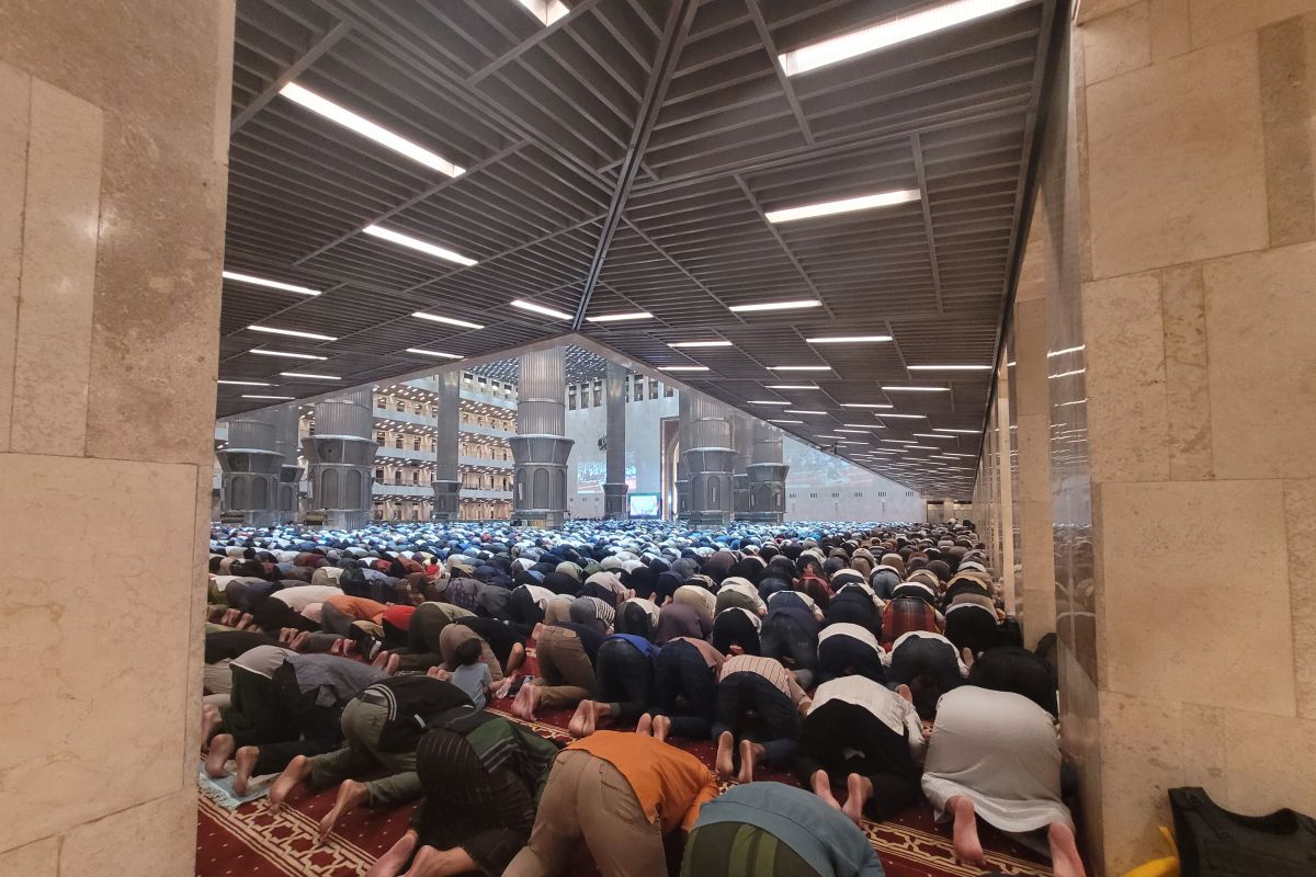 Jamaah padati Masjid Istiqlal pada Shalat Tarawih