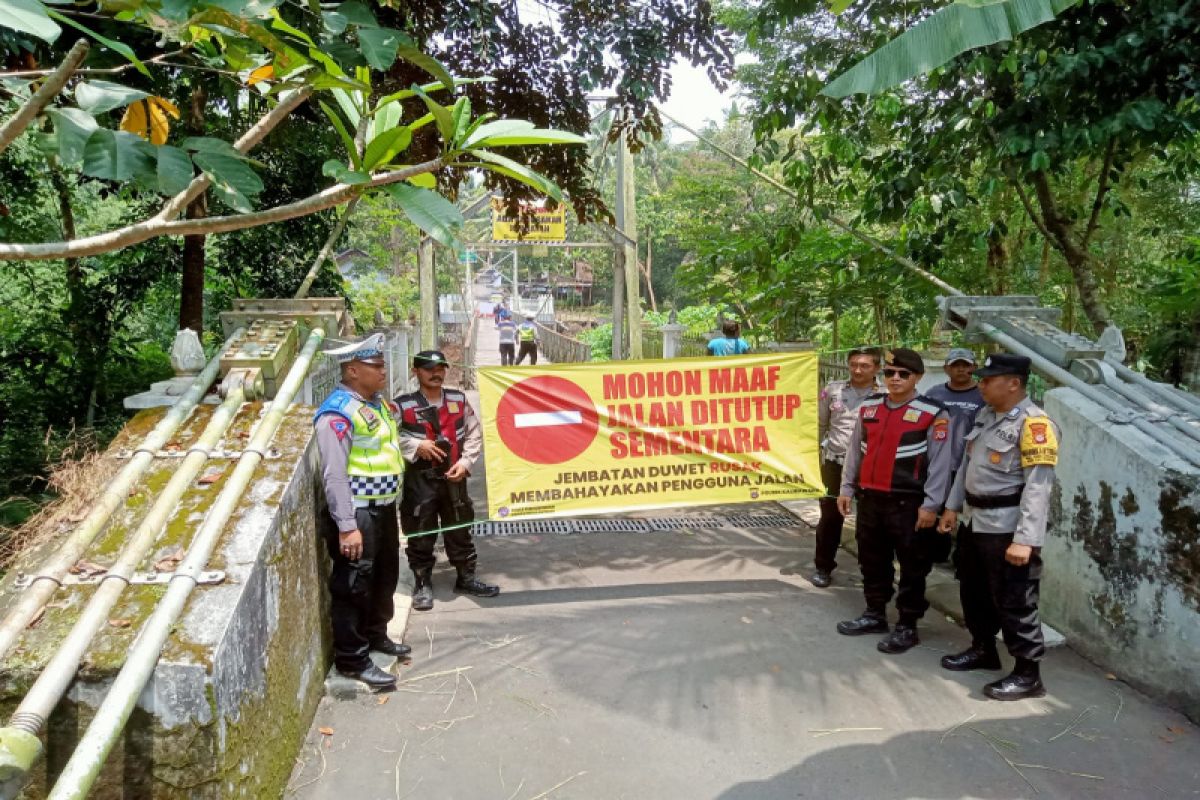 Polres Kulon Progo menutup total sementara Jembatan Gantung Duwet