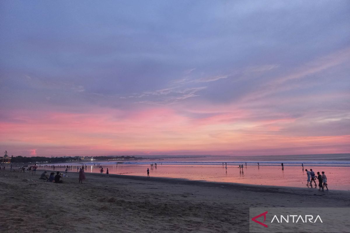 Pantai Kuta dipadati pengunjung libur cuti bersama Nyepi