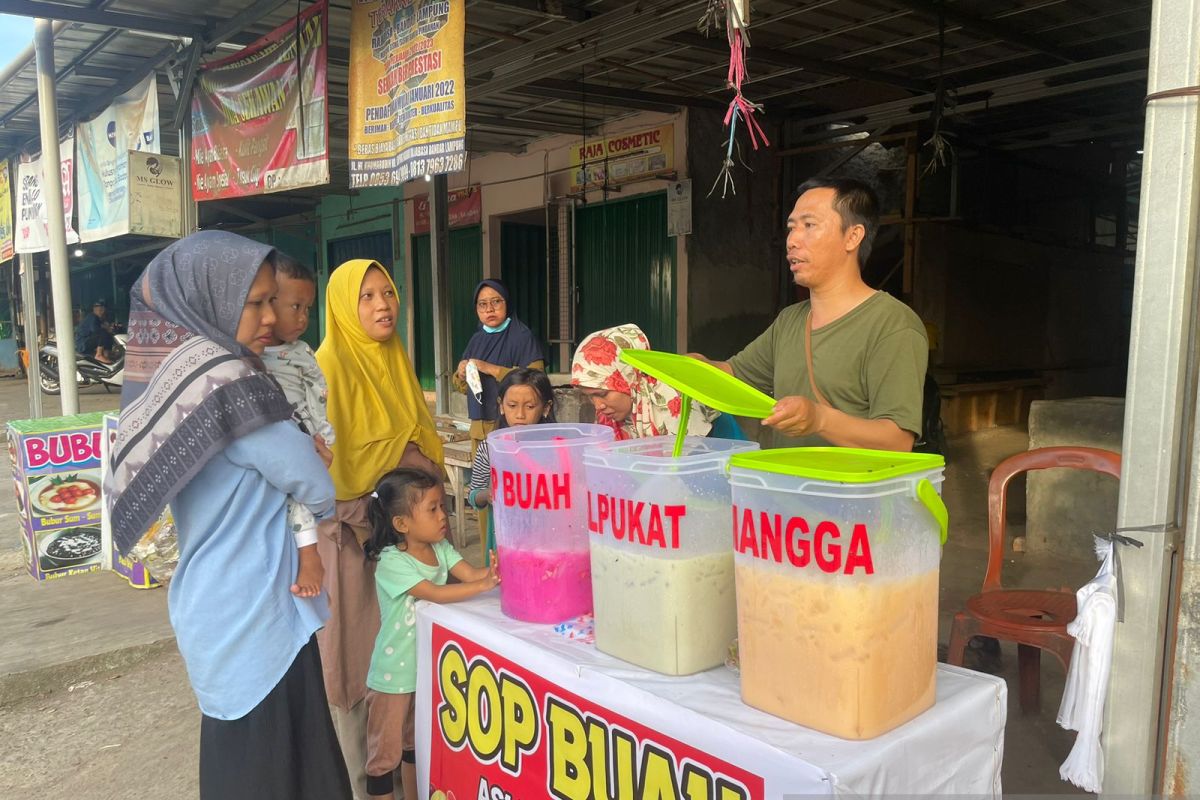 Masyarakat berburu takjil di hari perdana puasa