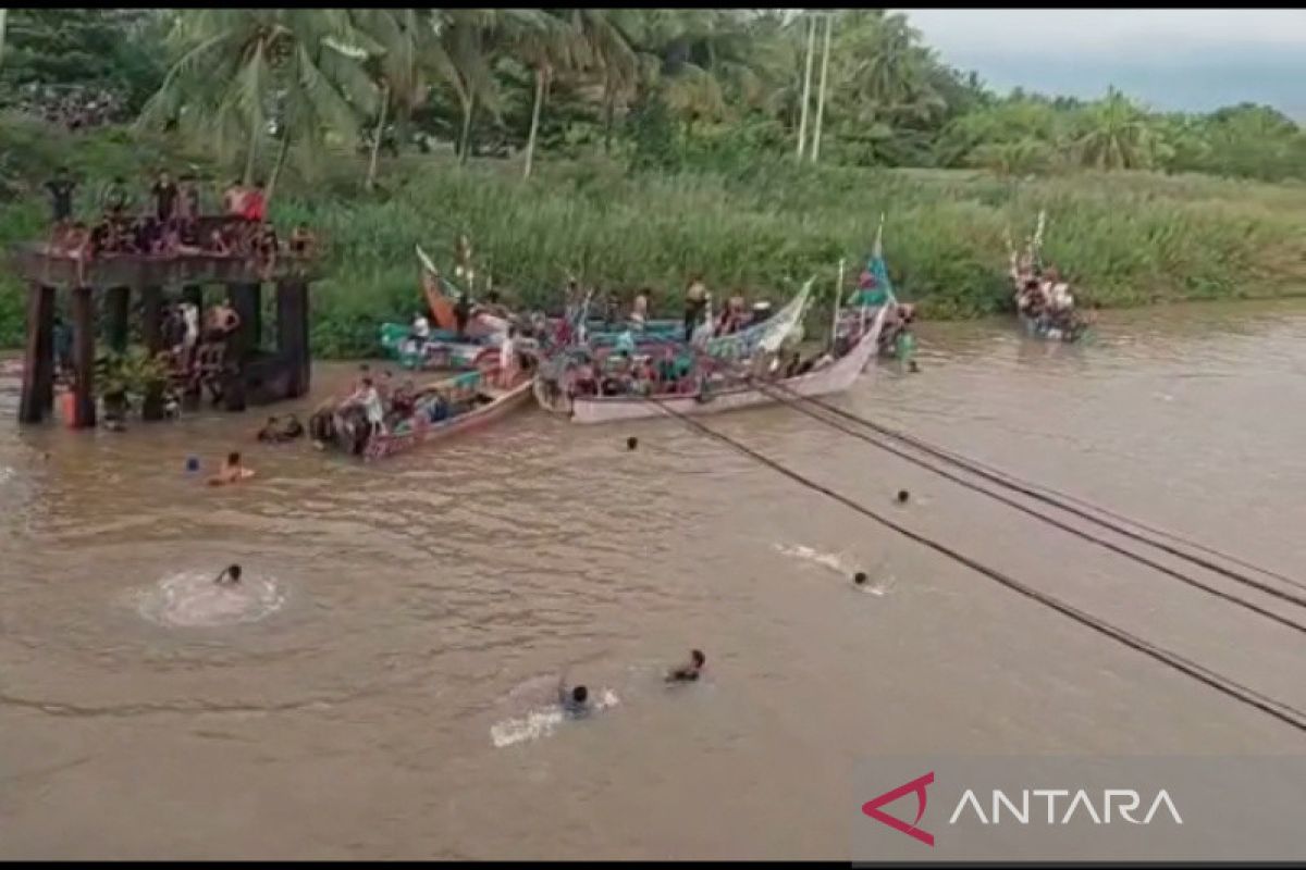 Membersihkan diri lewat mandi balimau di Mukomuko sebelum melaksanakan ibadah puasa