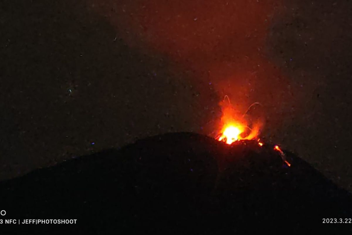 Puluhan kali erupsi terjadi di puncak gunung Ile Lewotolok