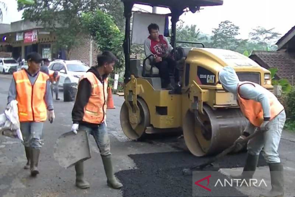 Hadapi arus mudik, Pemkab Temanggung perbaiki jalur alternatif