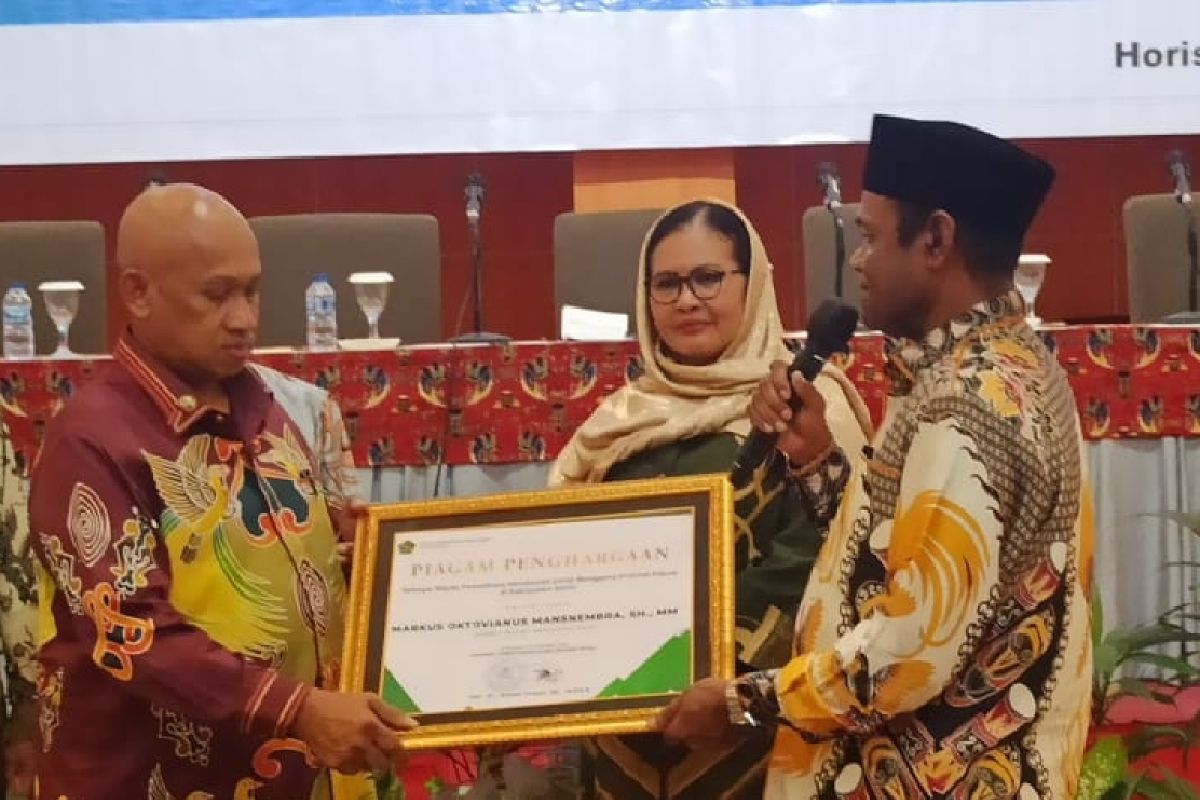 Pemkab Sarmi dianugerahi harmoni award dari Kementerian Agama