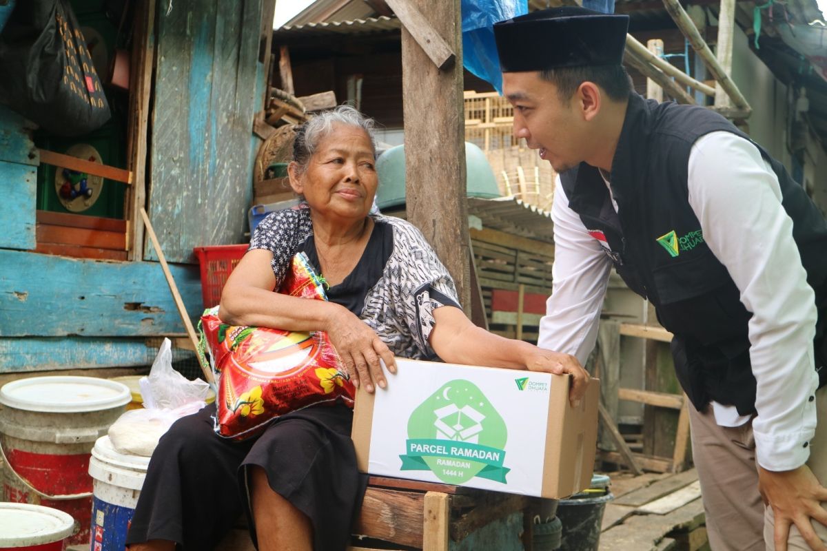 Suka cita Ramadhan 1444 H, Dompet Dhuafa Lampung bagikan puluhan paket kado, parsel, dan Alquran