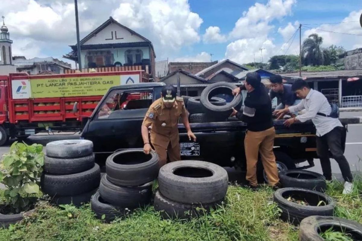 Ban bekas digunakan mencegah abrasi di area pantai Mataram