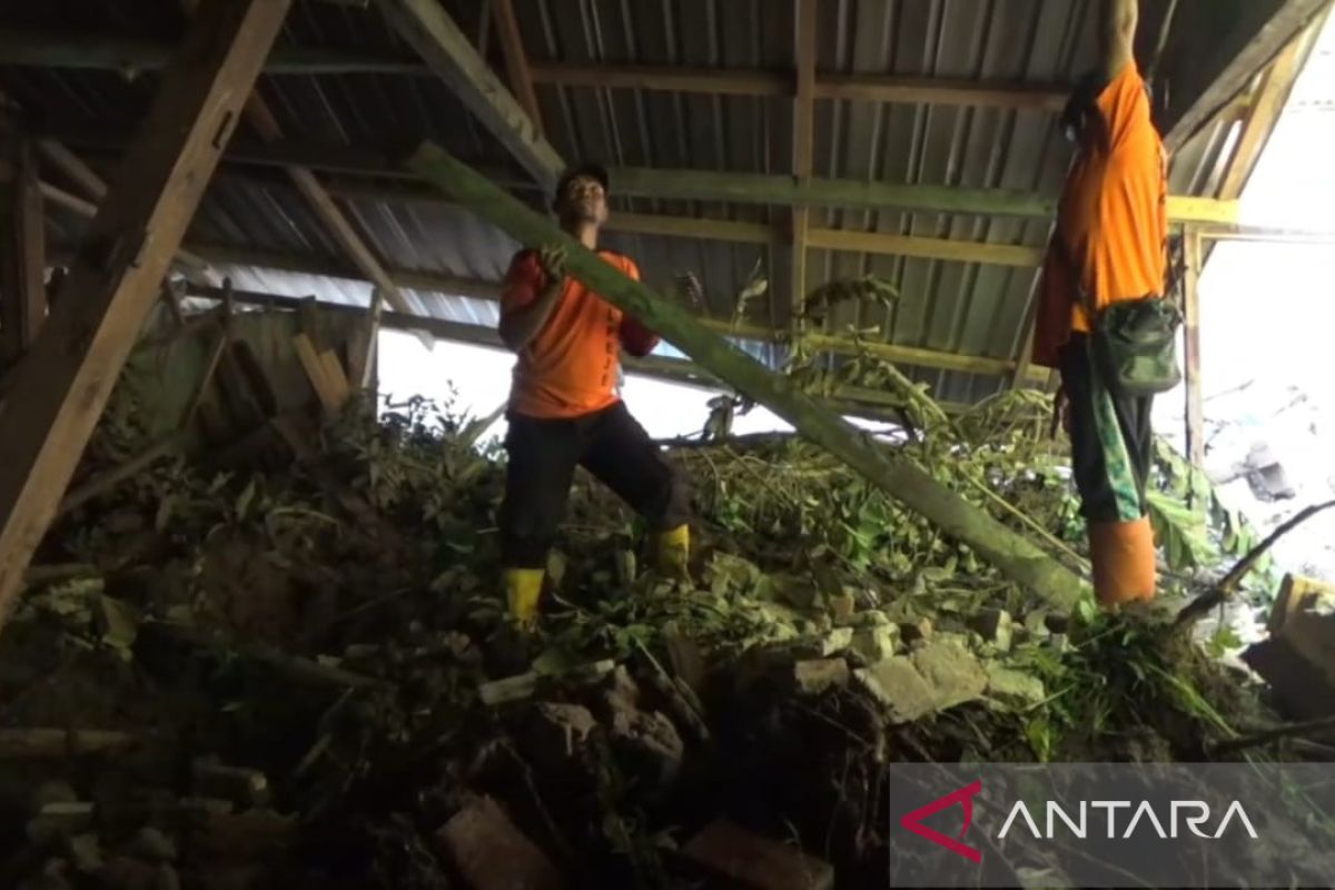 Tanah longsor rusak rumah warga di Sine Kabupaten Ngawi