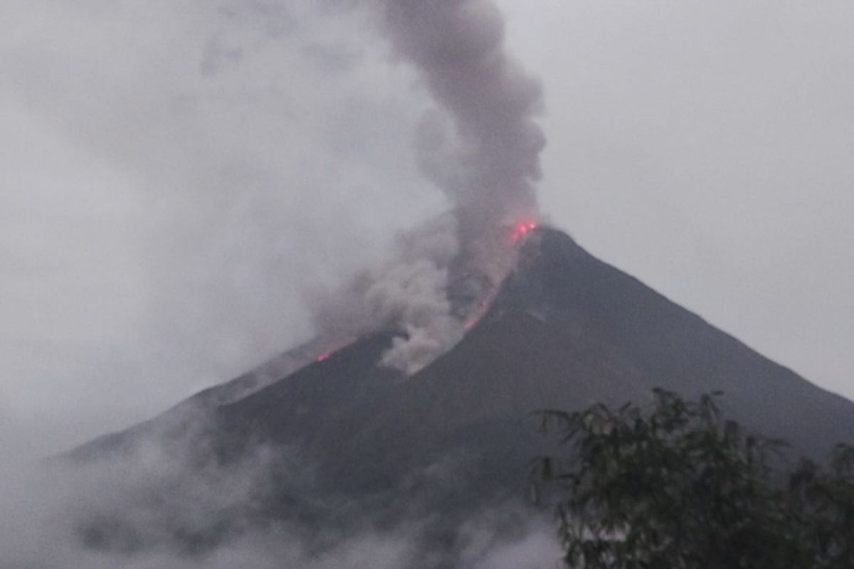 PVMBG mengingatkan warga waspadai awan panas guguran Gunung Karangetang