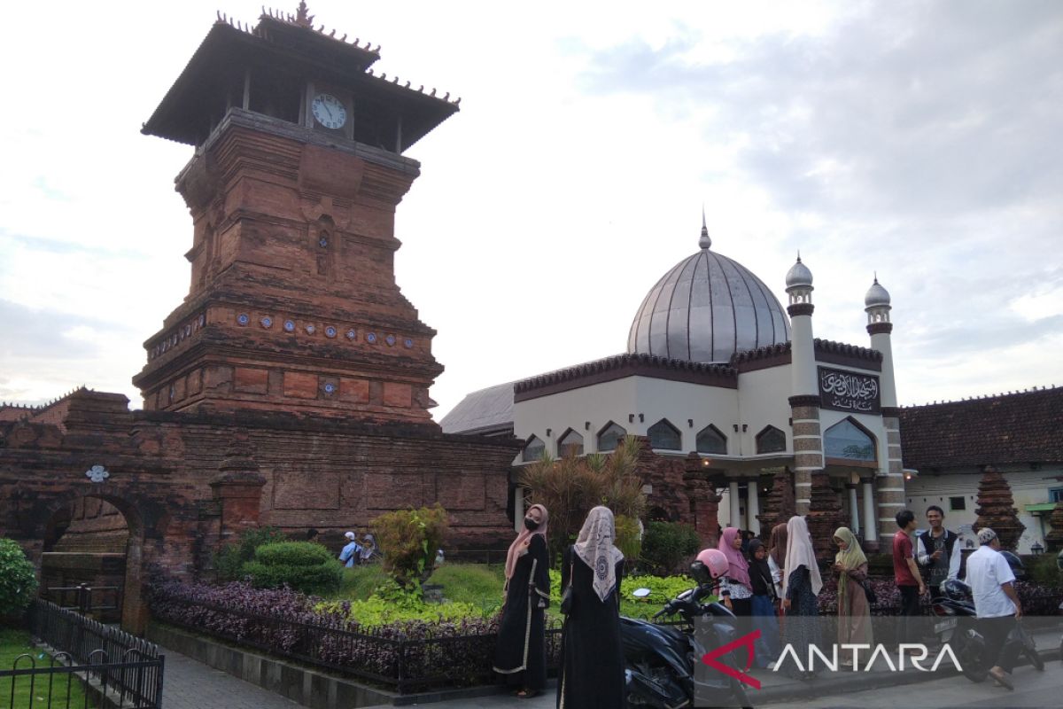 Kawasan Menara Kudus, lokasi favorit warga untuk "ngabuburit"