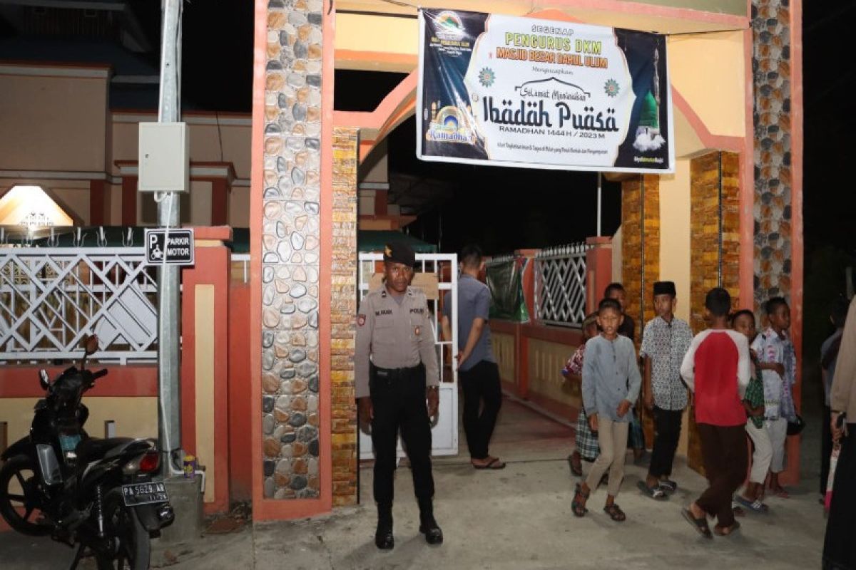 Polres Jayapura lakukan penjagaan saat ibadah Shalat Tarawih di Masjid