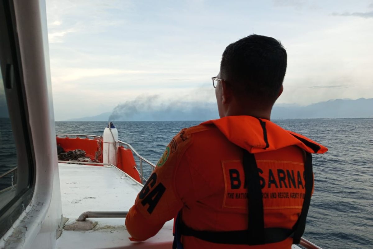 Basarnas cari tiga korban kebakaran kapal KM Christin pengangkut BBM Pertamina di laut Lombok