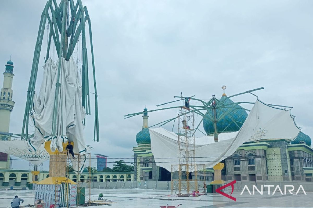 Payung raksasa Masjid Annur Pekanbaru rusak akibat badai