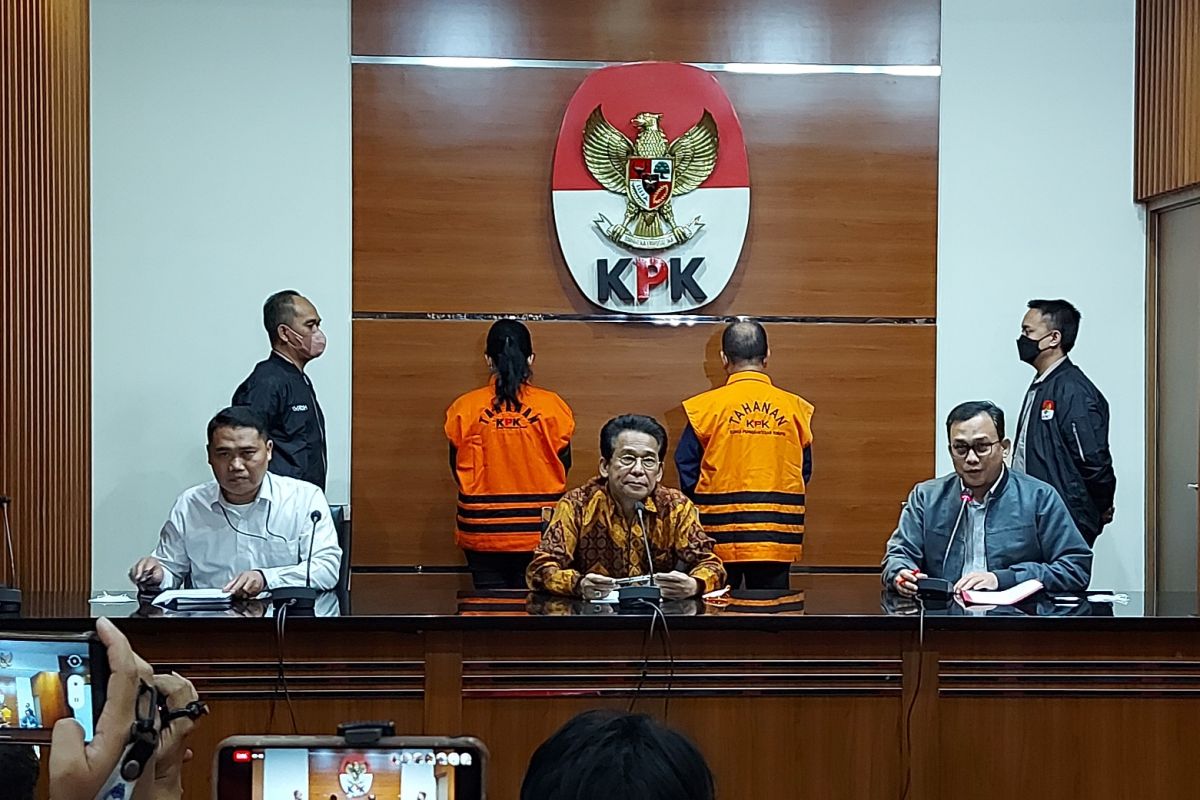 KPK tahan Bupati Kapuas dan Istrinya