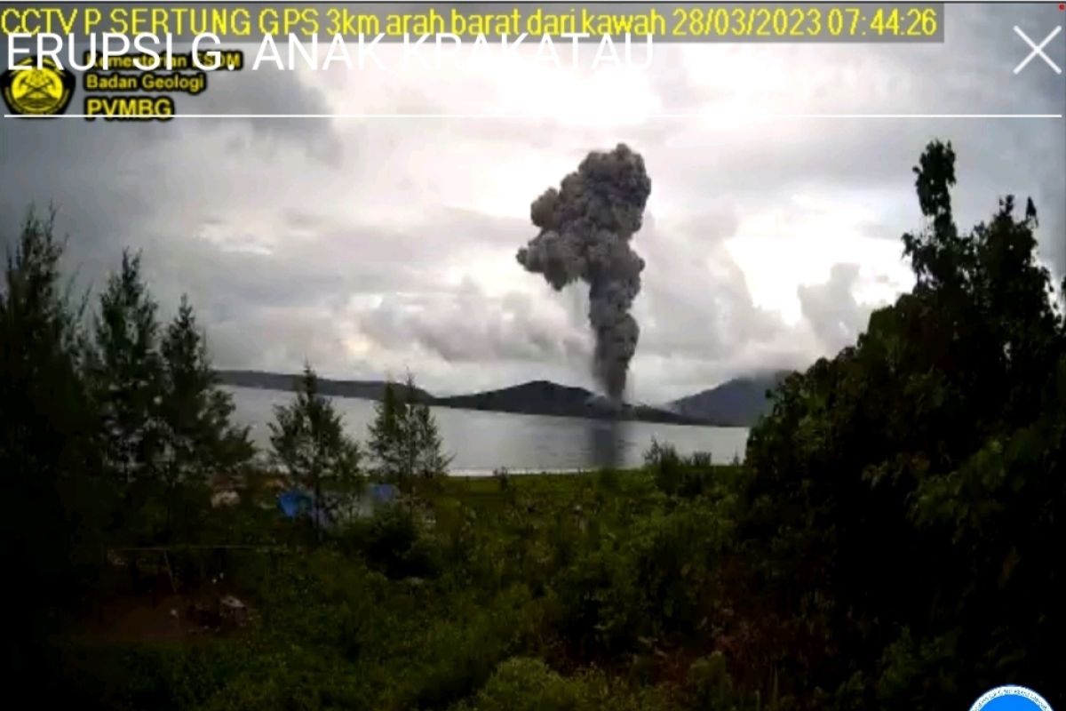 Erupsi Gunung Anak Krakatau semburkan abu setinggi 2.000  meter