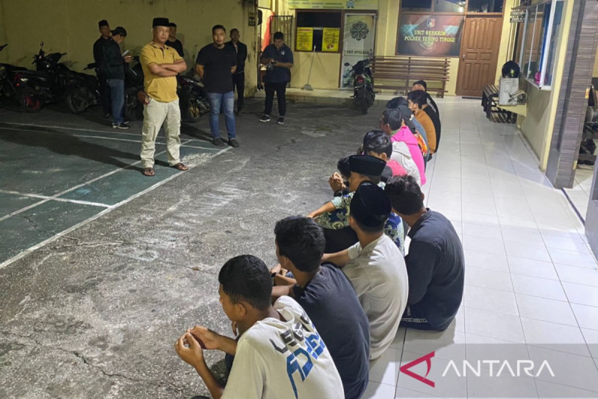 Tawuran perang sarung, belasan pemuda diamankan polisi