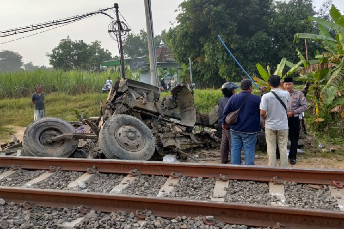 Tabrakan kereta api dan truk gandeng di perlintasan 76 Jombang