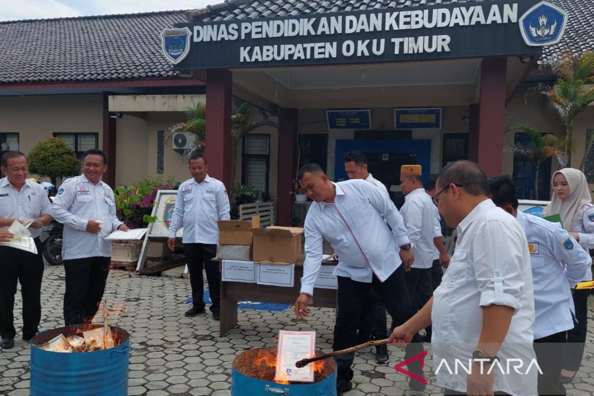 Disdik OKU Timur musnahkan 1.119 blangko ijazah rusak