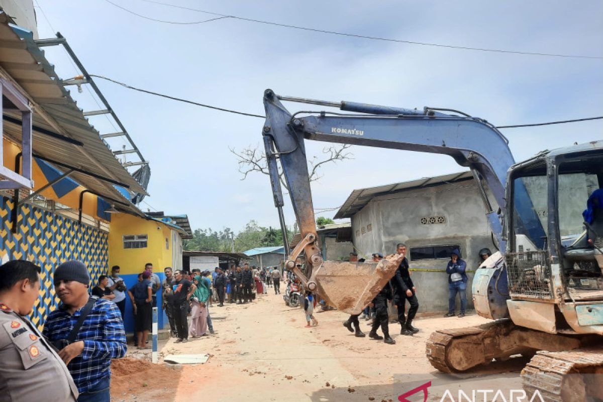 Polisi bongkar rumah di Kampung Aceh Batam untuk berantas narkoba