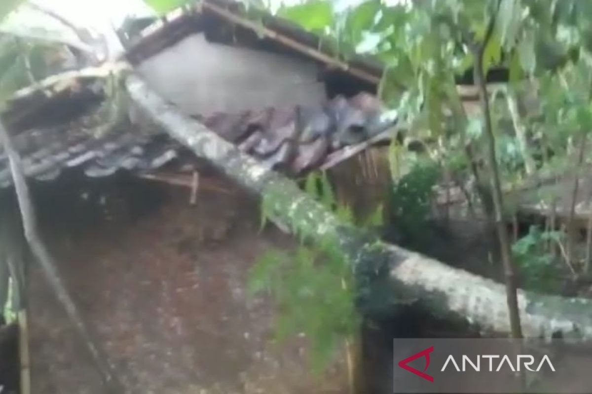 Puluhan rumah rusak  akibat puting beliung di Cianjur