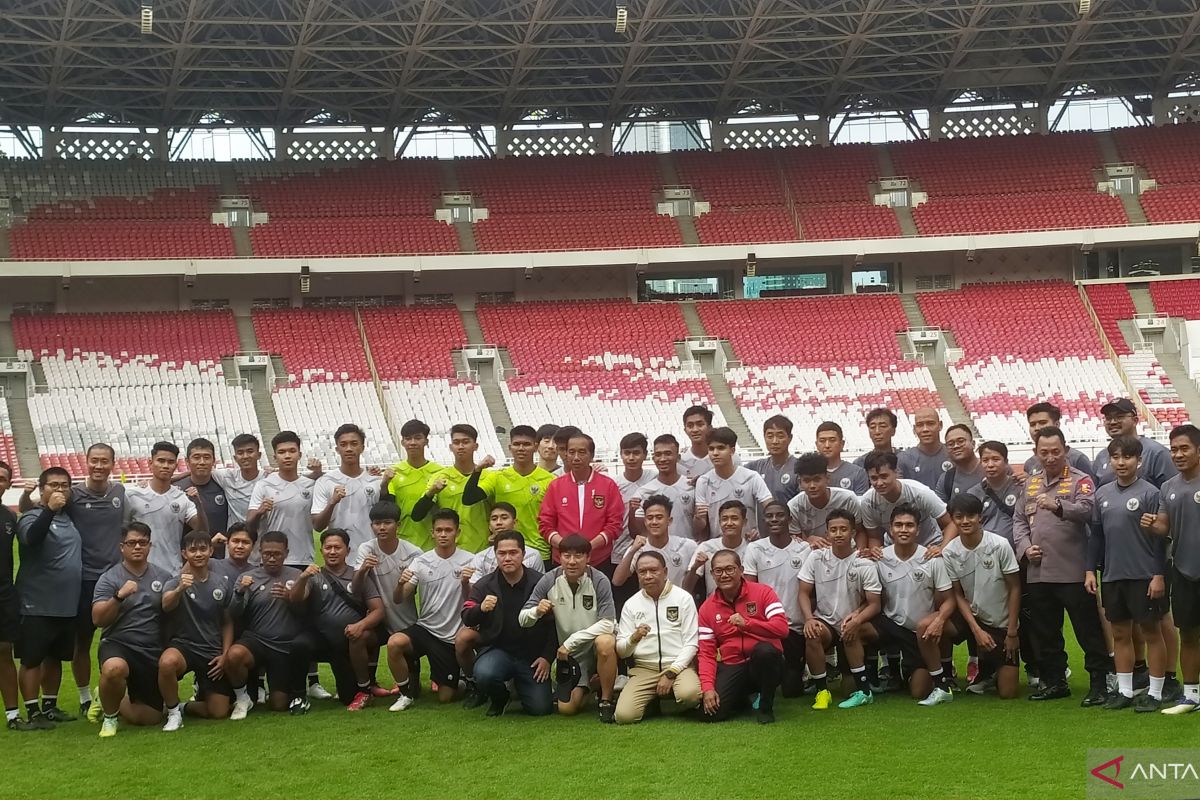 Presiden Jokowi didampingi Erick Thohir menemui pemain Timnas U-20 di Stadion GBK