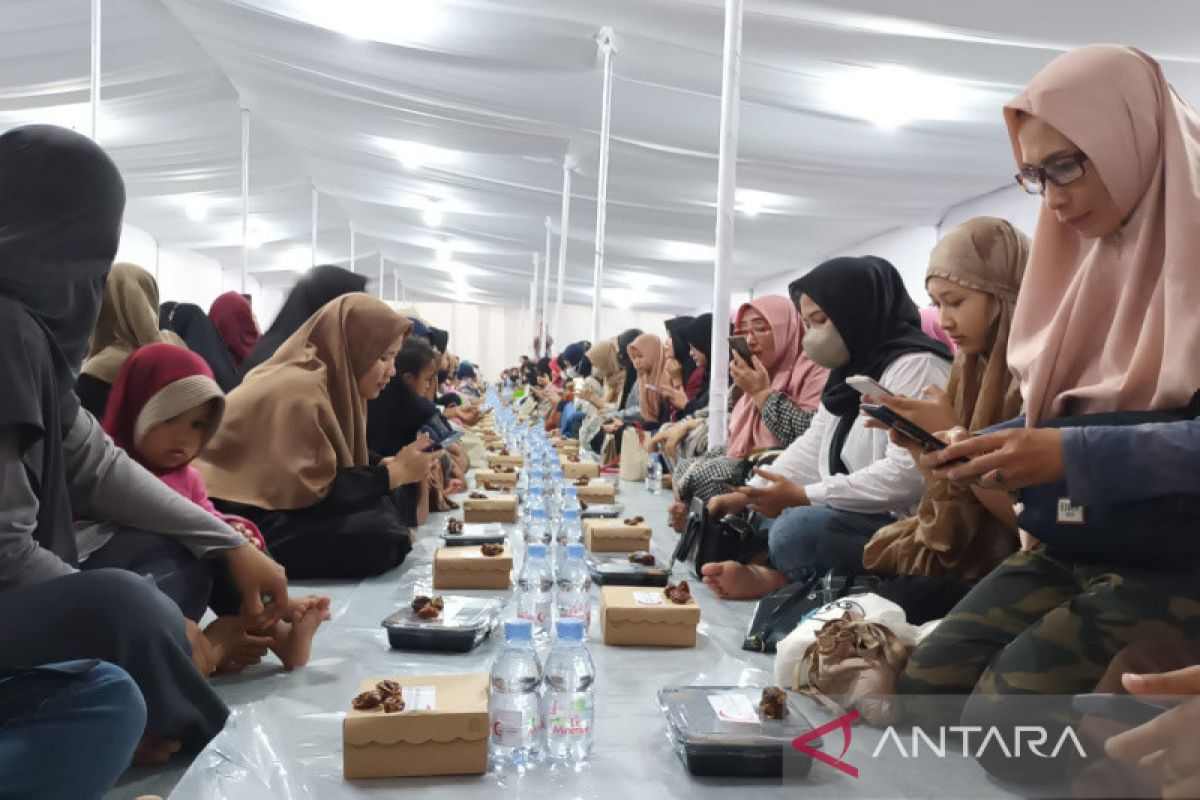 Setiap hari, Masjid Sheikh Zayed bagikan 6.000 porsi makanan untuk berbuka