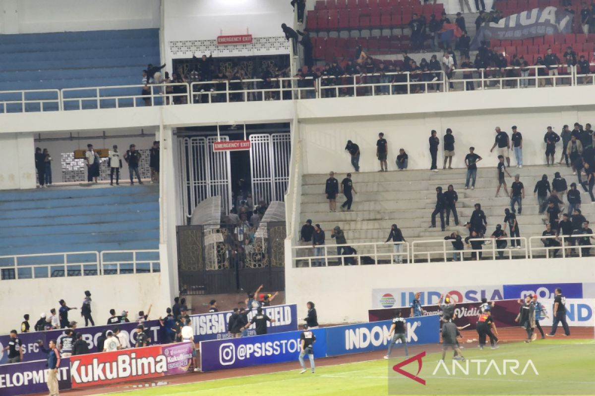 Pendukung PSIS dan PSS ricuh di Stadion Jatidiri Semarang