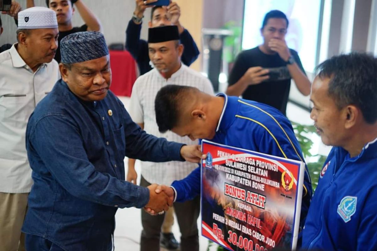 Bupati Bone serahkan bonus kepada atlet berprestasi