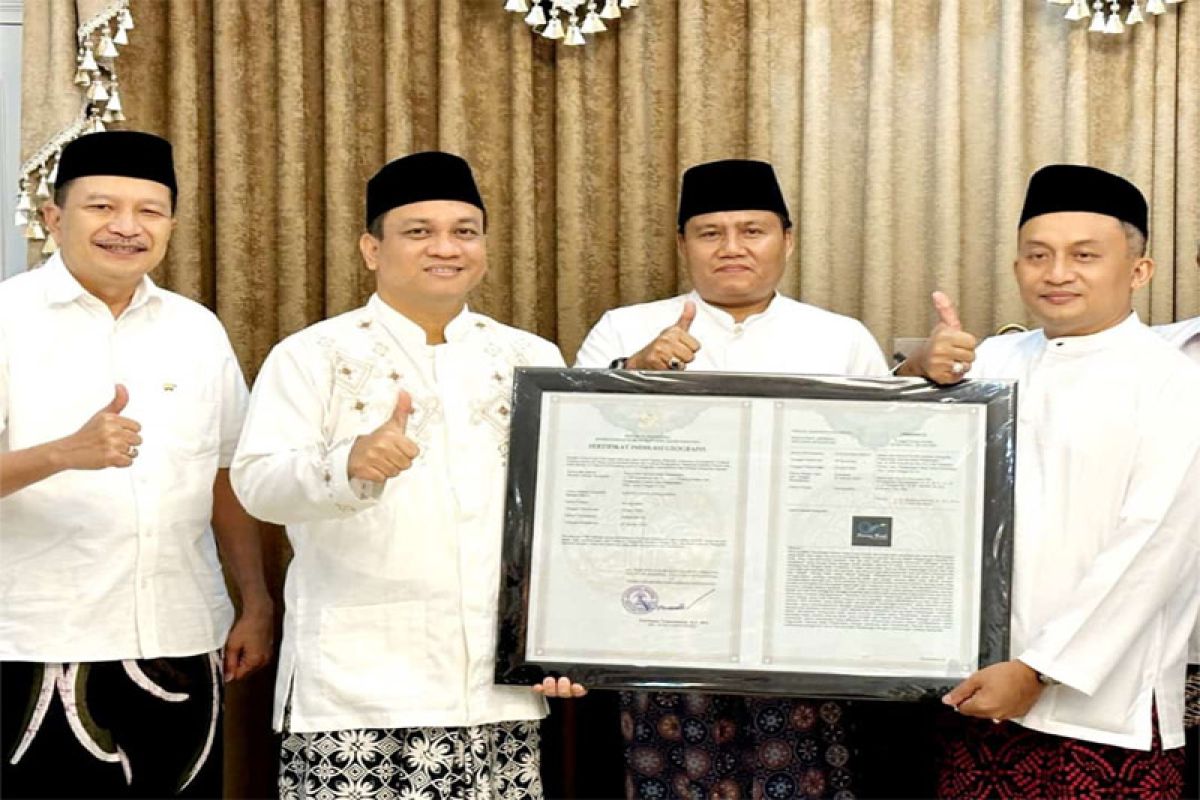 Kemenkumham Jateng serahkan sertifikat Sarung Batik Pekalongan