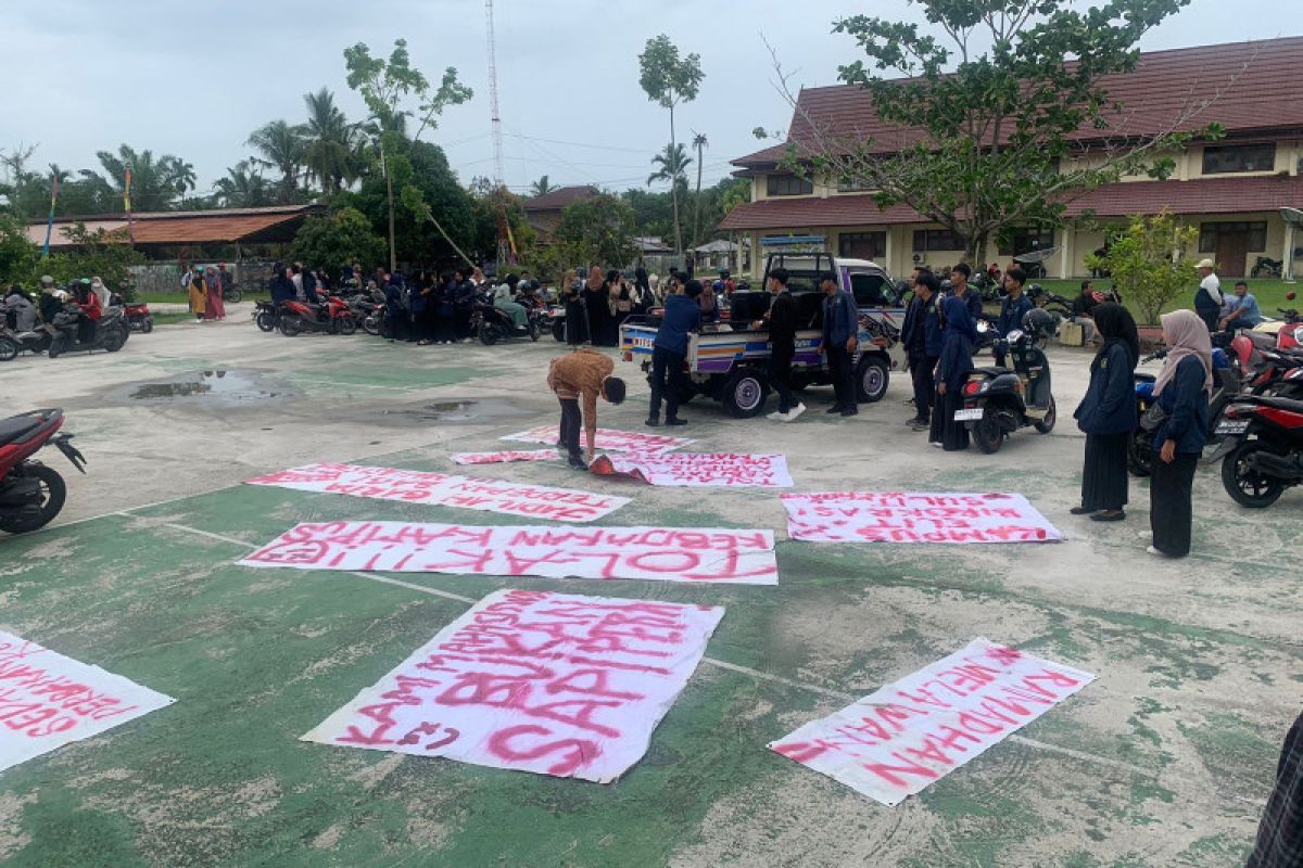 Sejumlah kebijakan manajemen dinilai merugikan, mahasiswa STAIN Bengkalis demo