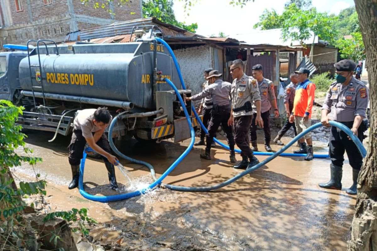 Polisi mengerahkan mobil tangki bantu korban banjir di Dompu