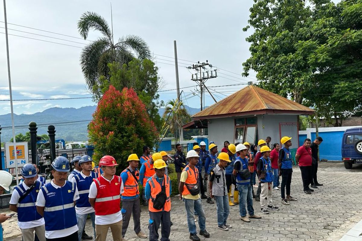 PLN NTT kerahkan 52 personel kawal listrik jelang Semana Santa