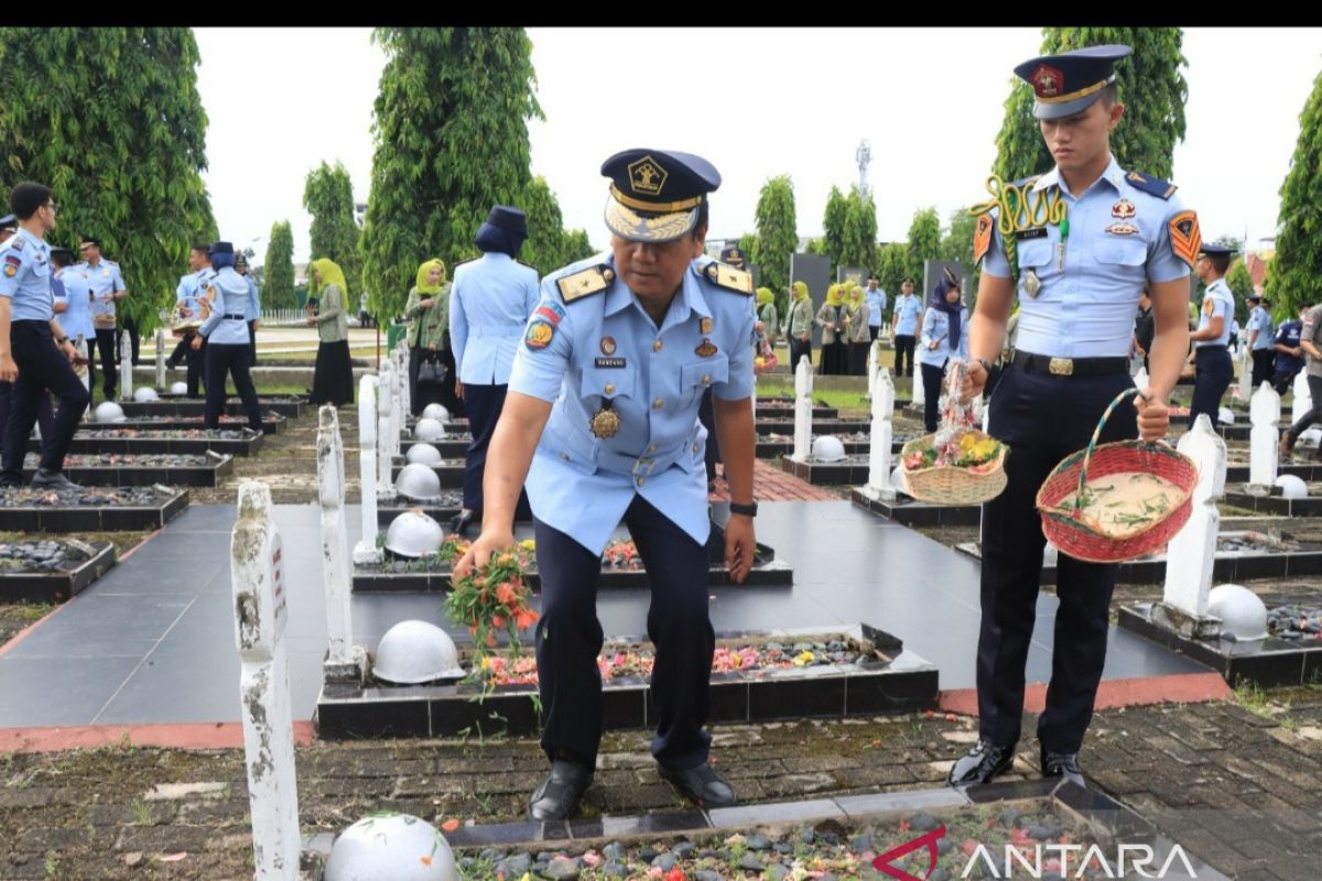 Kemenkumham Sumsel peringati Hari Bakti Pemasyarakatan ke-59  gelar upacara tabur bunga di TMP