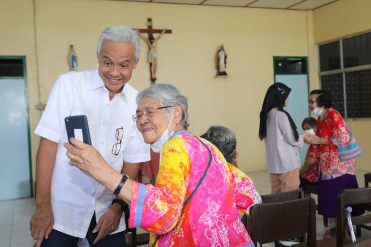 Ganjar Pranowo kunjungi lansia Panti Wreda Surakarta