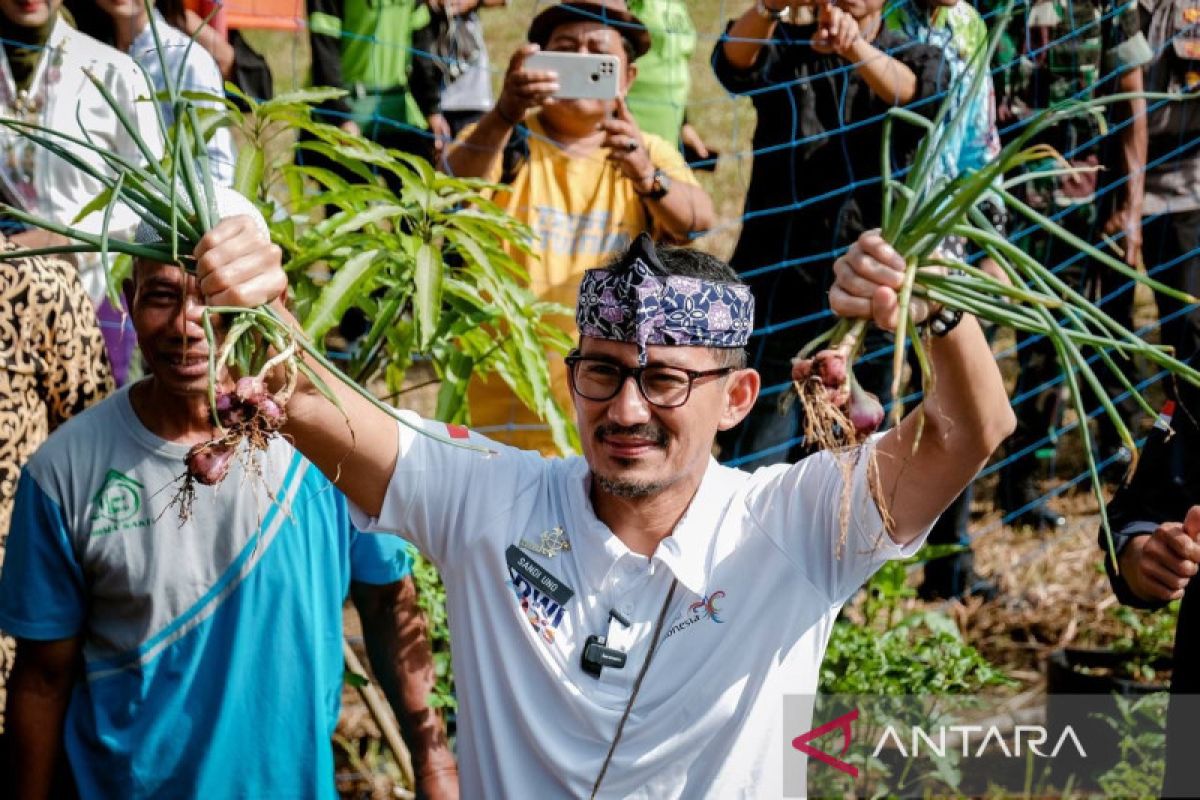 Menparekraf sebut kegiatan bertani di Desa Selamanik daya tarik wisata