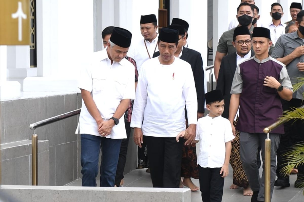 Presiden  ajak Jan Ethes Shalat Jumat di Masjid Sheikh Zayed Surakarta