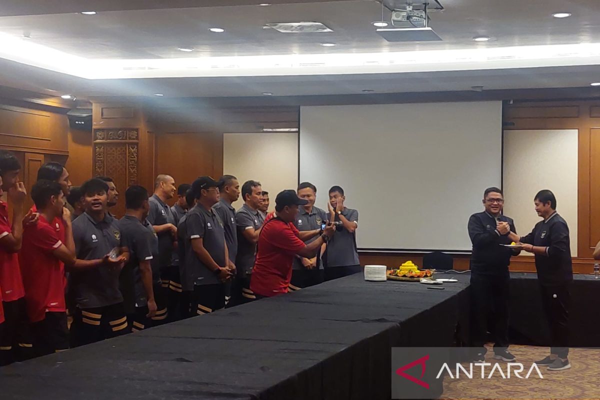 Timnas U-22 untuk SEA Games 2023 potong tumpeng usai Indonesia bebas dari sanksi berat FIFA