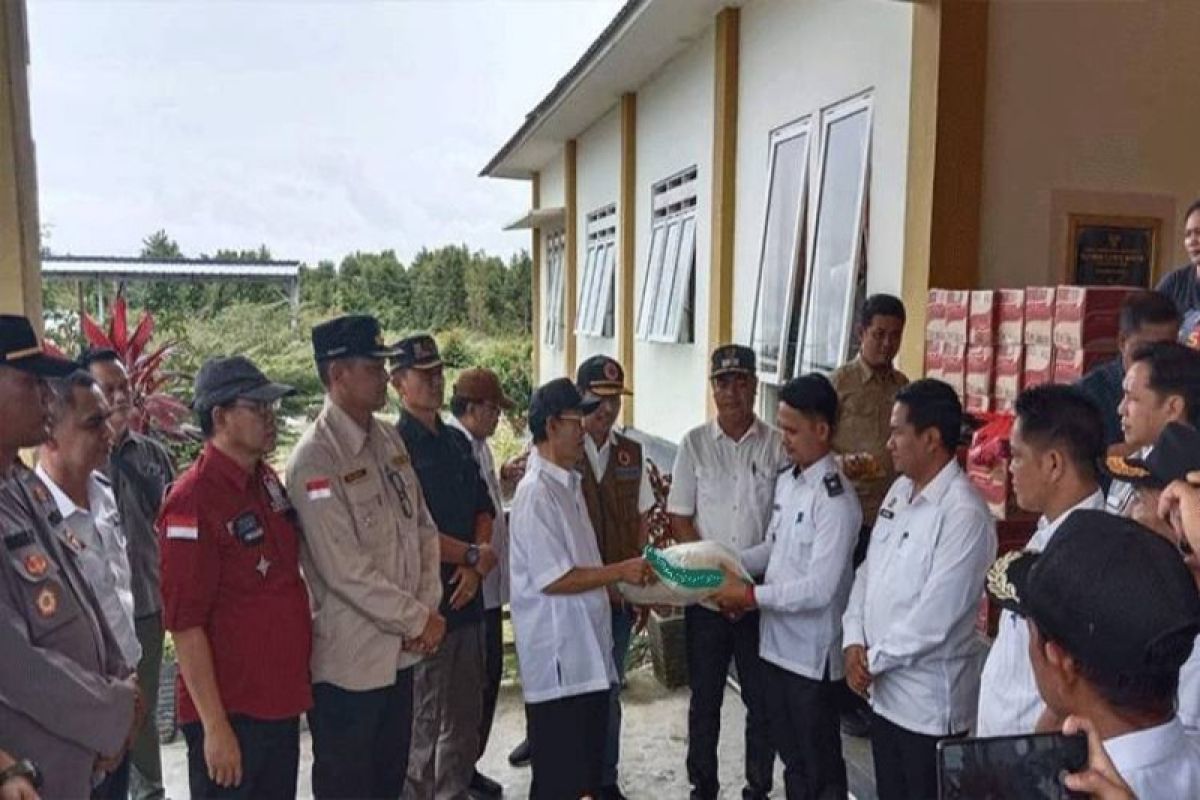 Wabup Kapuas serahkan bantuan logistik banjir untuk 5.424 keluarga