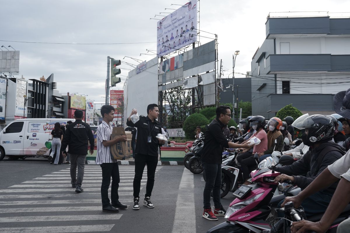 Bank BRI Regional Office Bandarlampung bagikan takjil kepada masyarakat